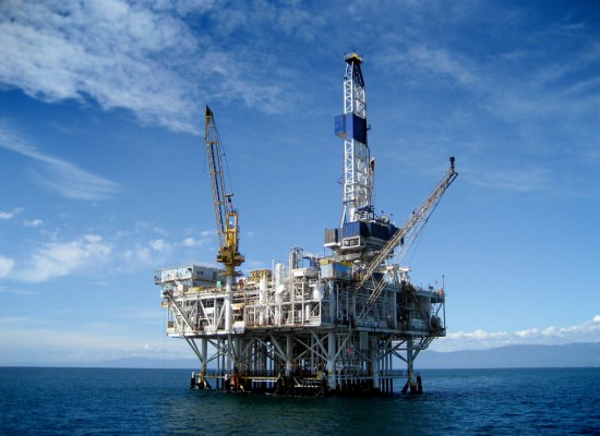 stockfresh_1329661_offshore-oil-rig-drilling-platform_sizeM